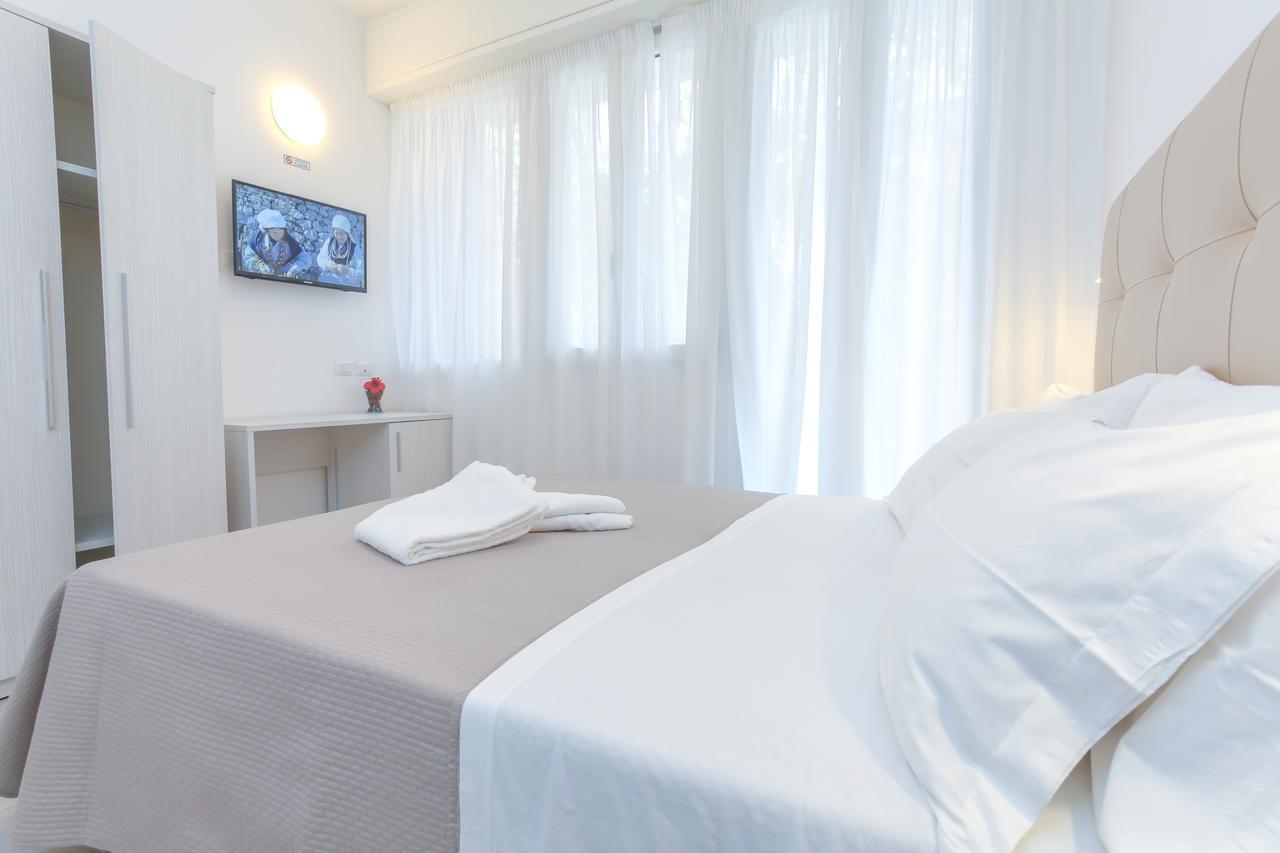 Hotel Tourist Meuble Rimini Bagian luar foto